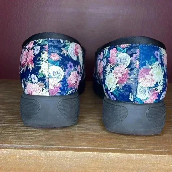 Softwalk Floral Clog - Picture 9 of 12